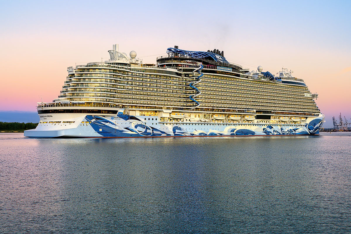 MaritimePhotos's tweet photo. The striking new @CruiseNorwegian cruise ship #Norwegianprima maiden call @ABPSouthampton at first light #Southampton #cruisenews https://t.co/jUqJ6cCt8L