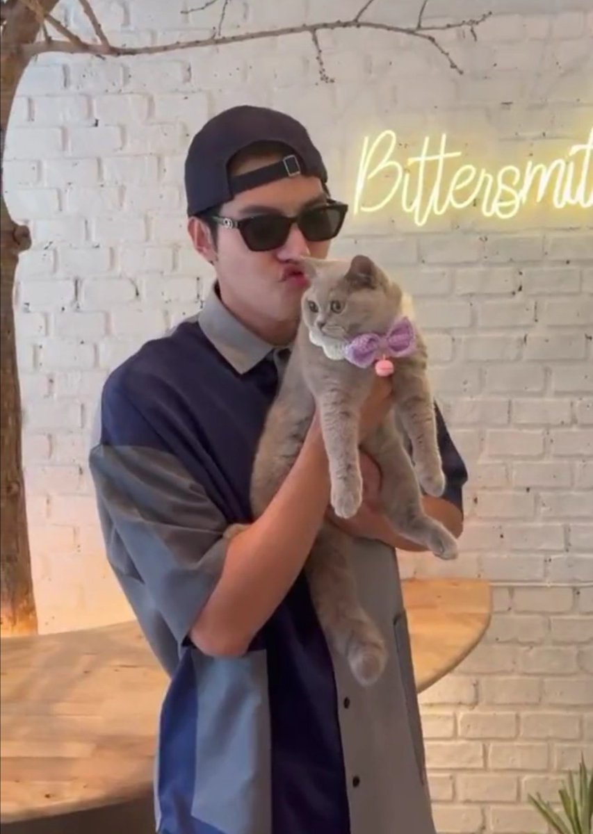 Bobcut6's tweet photo. รักแมวแต่รักพ่อแมวยิ่งกว่า😽😽
#MaxTul#Tul_Pakorn#maxiii https://t.co/NFTXfupF6L