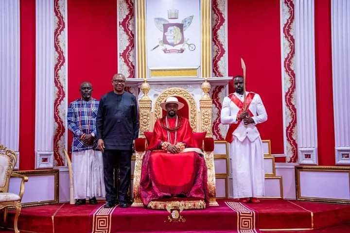 OkoyeCardinal's tweet photo. Peter Obi paid homage to His Imperial Majesty Ogiame Atuwatse III, Olu of Warri on Friday, August 19, 2022. https://t.co/M9bnfgwcjH
