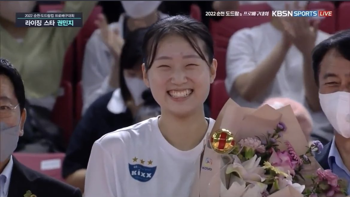 권민지가 어떤 여자냐면..

이번에 처음 윙으로 경기 치름
근데 66득점 함
근데 우승 함
근데 라이징 스타상 받음
근데 국가대표 예비 엔트리 뽑힘

역시 지금은 mz(민지)세대가 맞는 둣..