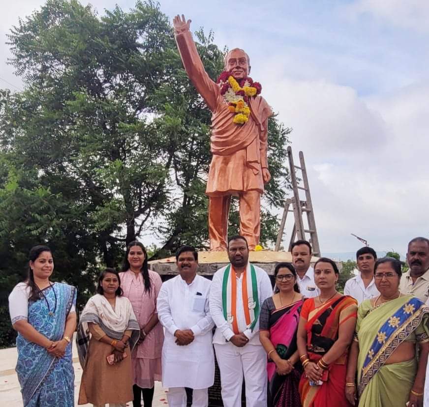 dipaliRGVM's tweet photo. संगणक क्रांती, दूरसंचार क्रांती, पंचायत राज अशा विविध विकासकामांद्वारे राष्ट्रास प्रगतीपथावर नेण्याचे कार्य माजी पंतप्रधान राजीव गांधी यांनी केले. आधुनिकतेची सुवर्णपहाट दाखवणाऱ्या या लोकप्रिय नेत्यास जयंतीनिमित्त विनम्र अभिवादन !
  💐🙏 https://t.co/fGJDZ0zIDX