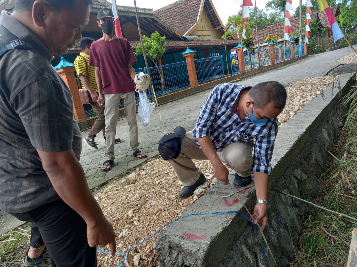 LIMA2B_ID's tweet photo. Kegiatan Monev Pembangunan TPT  Program Patra Daya EMCL tahun 2022, bersama Tim Pelaksana dan Konsultan Teknik Sipil EMCL, Rabu,17 Agustus 2022
#PPMEMCL2022
#Pemberdayaanmasyarakat
#bojonegoroproduktif
#bojonegorosinergi https://t.co/tkQbOwPipr