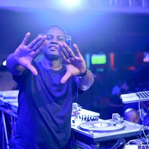 MMuhwezi_UG's tweet photo. NOSTALGIC: I have not recovered from @DjAludah's set at the #MEATGUY Sundowners Edition... Hypeman Paul.. Y'all smoked us LIVE... 

The king's back..

🌌: File Photo 

#Aloo #Vybes  @MeatGuyUg 

Cc: @abaasadaniel https://t.co/ccspAfePUT
