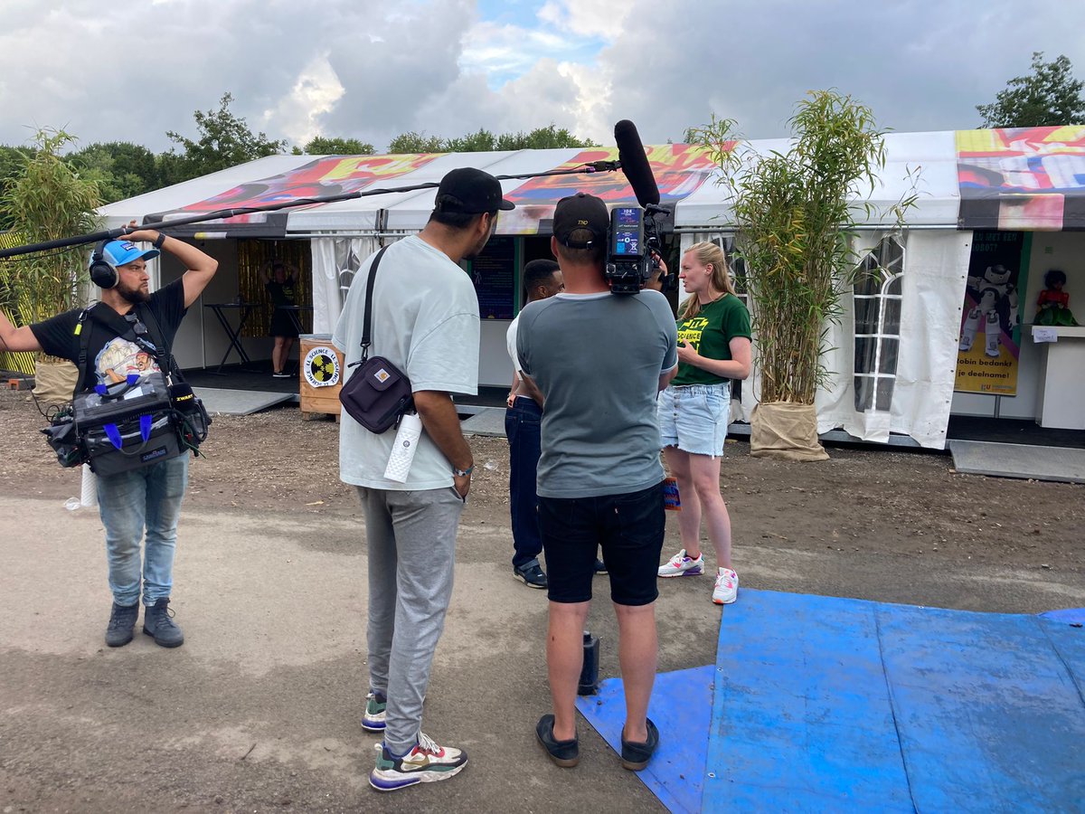 sarah_durston's tweet photo. Great interest in our project #kletsbaar and the #kleurenkruis at Lowlands Science! Well on our way to our goal of 1000 participants, and that is only on day 1! @UMCUtrecht @FSW_UU @DienkeBos #LL22 ##LLscience https://t.co/6vdfyqWDiy
