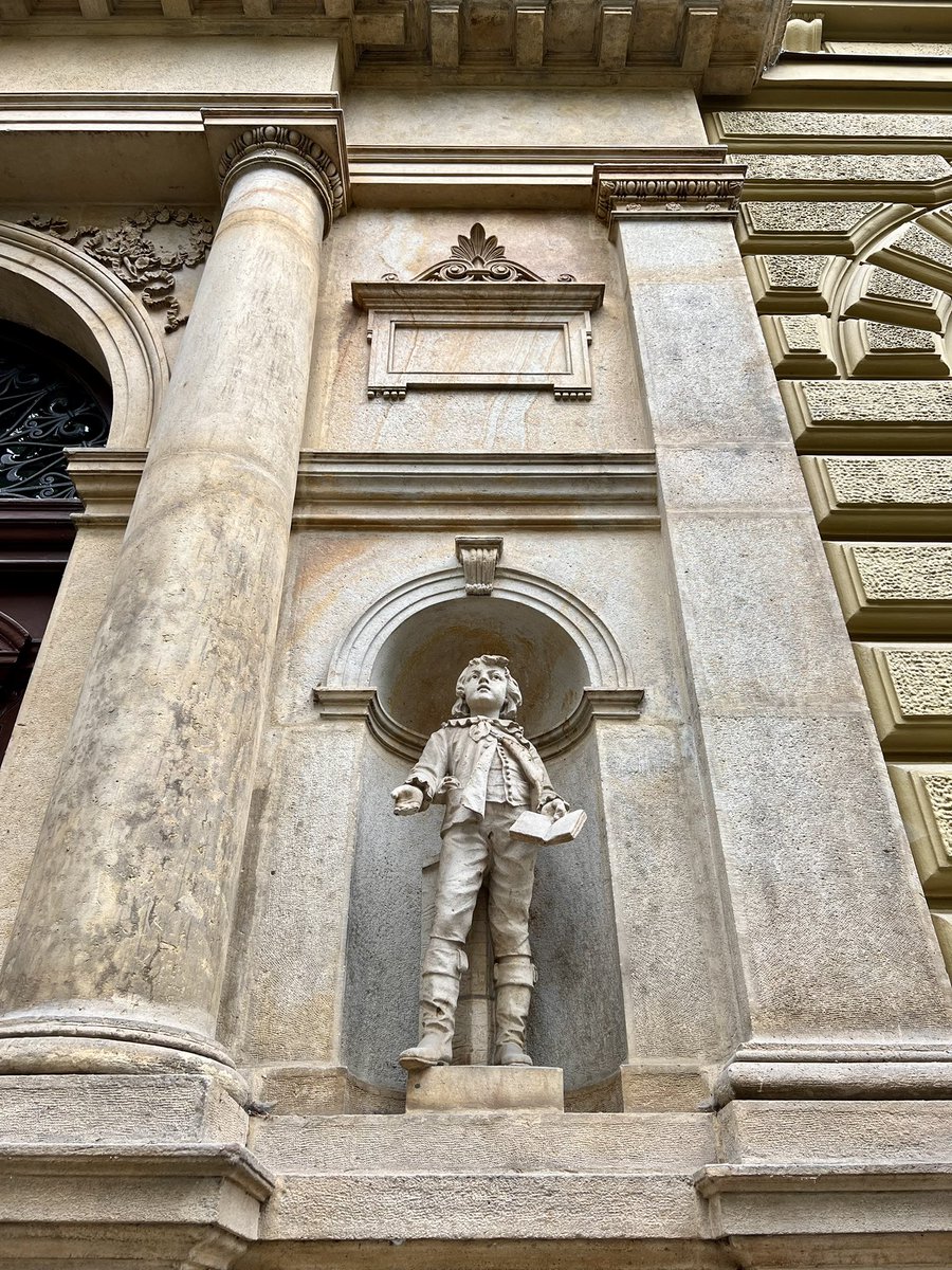 JoakimInnila's tweet photo. #Gotiikka, #barokki, #jugend ja #uusklassismi sulassa sovussa, Prahan viehättävissä fasadeissa.

#arkkitehtuuri #architecture #architecturalhistory #prague #facades #fasadit #fasader https://t.co/QlxgnXXTDM