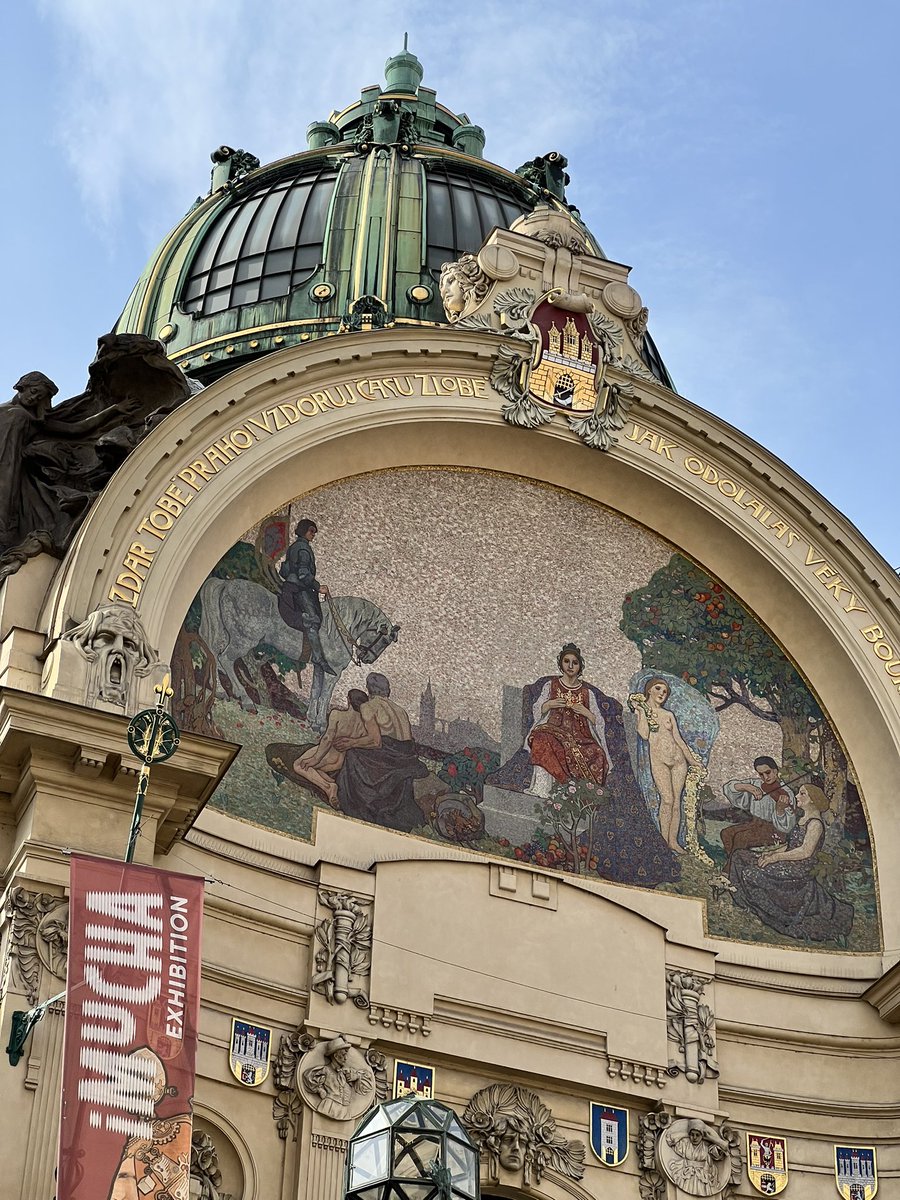 JoakimInnila's tweet photo. #Gotiikka, #barokki, #jugend ja #uusklassismi sulassa sovussa, Prahan viehättävissä fasadeissa.

#arkkitehtuuri #architecture #architecturalhistory #prague #facades #fasadit #fasader https://t.co/QlxgnXXTDM