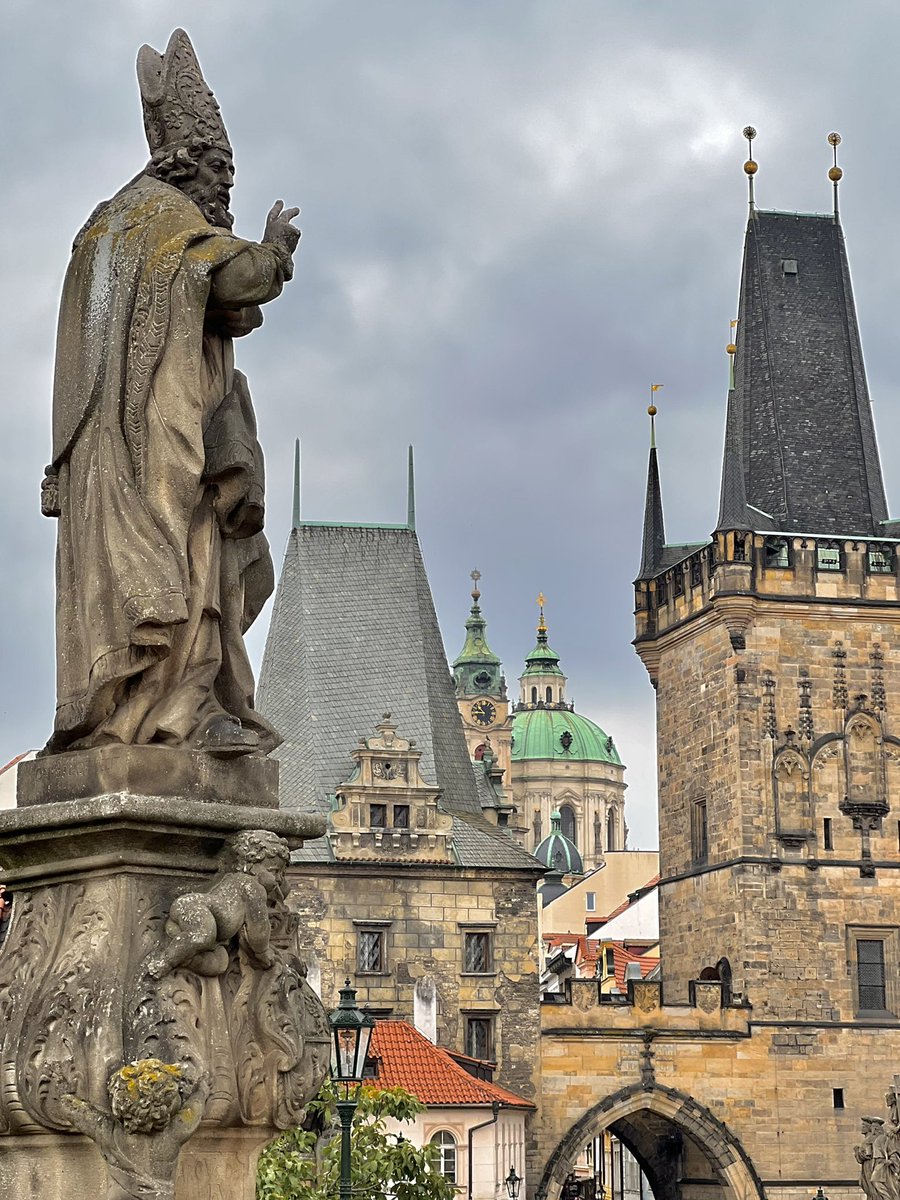 JoakimInnila's tweet photo. #Gotiikka, #barokki, #jugend ja #uusklassismi sulassa sovussa, Prahan viehättävissä fasadeissa.

#arkkitehtuuri #architecture #architecturalhistory #prague #facades #fasadit #fasader https://t.co/QlxgnXXTDM