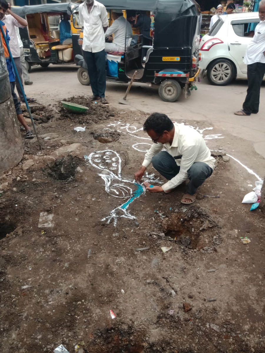 ತ್ಯಾಜ್ಯವನ್ನು ಎಸೆಯಿರಿ
ತೆರವುಗೊಳಿಸಿ, ರಸ್ತೆ ಬದಿಯಲ್ಲಿ ಕಸವನ್ನು ಎಸೆಯದಂತೆ ಮಾರಾಟಗಾರರು ಮತ್ತು ಸಾರ್ವಜನಿಕರಿಗೆ ತಿಳಿವಳಿಕೆ ನೀಡಿದರು.
ರಂಗೋಲಿ ನವಿಲು ಬಿಡಿಸಿ ಗಿಡಗಳನ್ನು ನೆಟ್ಟರು

#citycompost
#wastetocompost
#SwachhSurvekshan2023
#Swachhbharatmission
#CleanCityDreamCity
#SwachhBharatMissionUrban