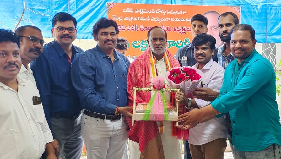 aigetoachq's tweet photo. Team AIGETOA met @drlaxmanbjp garu, Hon'ble MP Rajya Sabha , handed over a memorandum addressed to Hon'ble MOC,extending our gratitude  for announcing such a big revival package for #BSNL 
We  sought kind intervention of Hon'ble MoC @AshwiniVaishnaw for resolution of HR issues . https://t.co/OojnPs7rZr