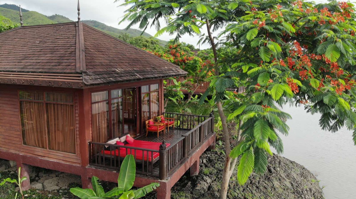 aureum_palace's tweet photo. Fusing contemporary, soft, soothing style with Burmese influences, Water Front Villa uniquely comes with round wooden bathtubs and separate stand-alone walk-in shower, an outdoor terrace and daybed.
#aureumpalacehotelandresort 
#inle
#waterfrontvilla 
#relaxation #Myanmar https://t.co/epp7kPoA65