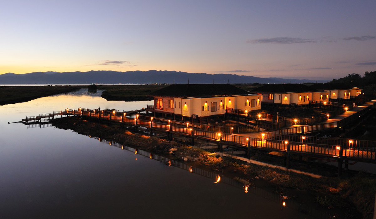 aureum_palace's tweet photo. Fusing contemporary, soft, soothing style with Burmese influences, Water Front Villa uniquely comes with round wooden bathtubs and separate stand-alone walk-in shower, an outdoor terrace and daybed.
#aureumpalacehotelandresort 
#inle
#waterfrontvilla 
#relaxation #Myanmar https://t.co/epp7kPoA65
