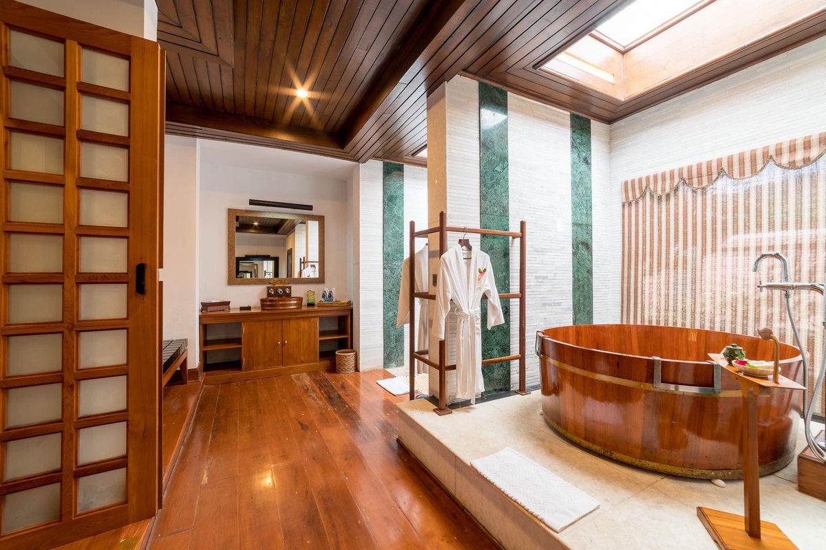 aureum_palace's tweet photo. Fusing contemporary, soft, soothing style with Burmese influences, Water Front Villa uniquely comes with round wooden bathtubs and separate stand-alone walk-in shower, an outdoor terrace and daybed.
#aureumpalacehotelandresort 
#inle
#waterfrontvilla 
#relaxation #Myanmar https://t.co/epp7kPoA65