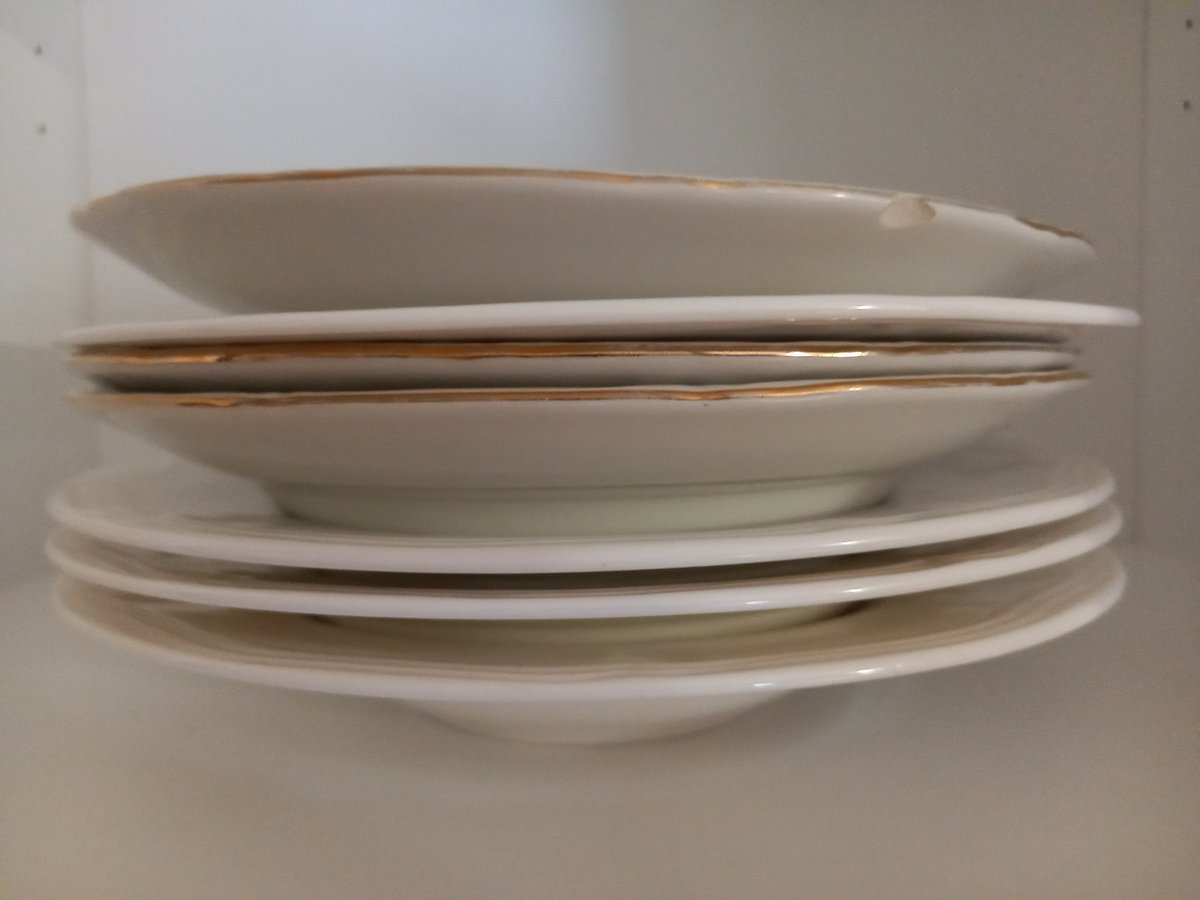 La SOLEDAD es usar solo el plato de arriba, un día trás otro.