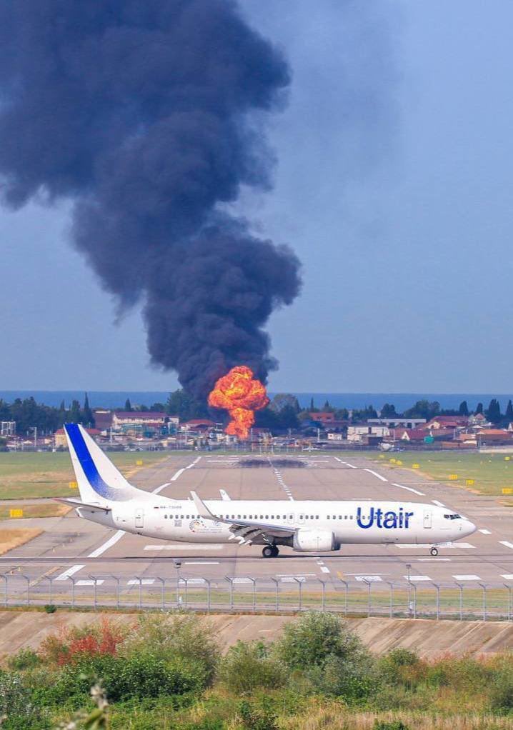 Rusya’daki Soçi Havaalanı yakınındaki depolar yanıyor. O sırada bir UTair uçağı ise taksi yapıyor…