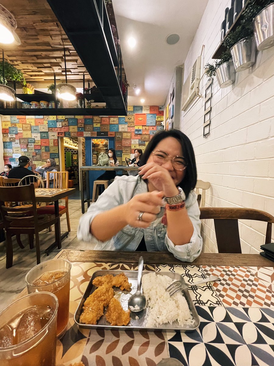 katveatemptor's tweet photo. 📍Fully Booked x Keepsakes Café date . 💕 https://t.co/rqLBtgfvcR
