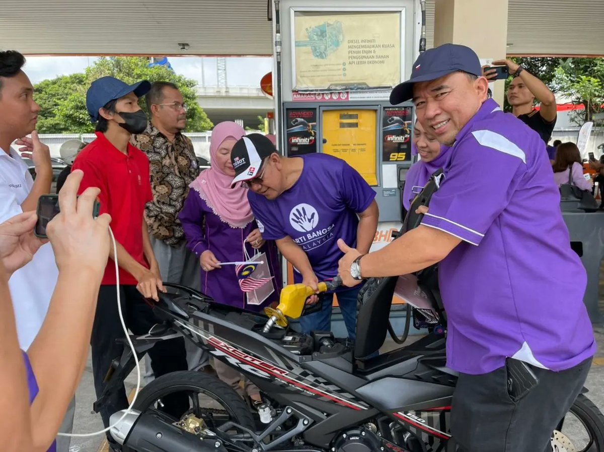 PBMRasmi's tweet photo. 20/8/2022 - Jelajah Jom Reset Bersama Ibu Bangsa Malaysia YB Datuk Hajah Zuraida Kamaruddin di Parlimen Ampang, Selangor. #BangsaMalaysia #AmpangPower https://t.co/W3jdWmJvZk