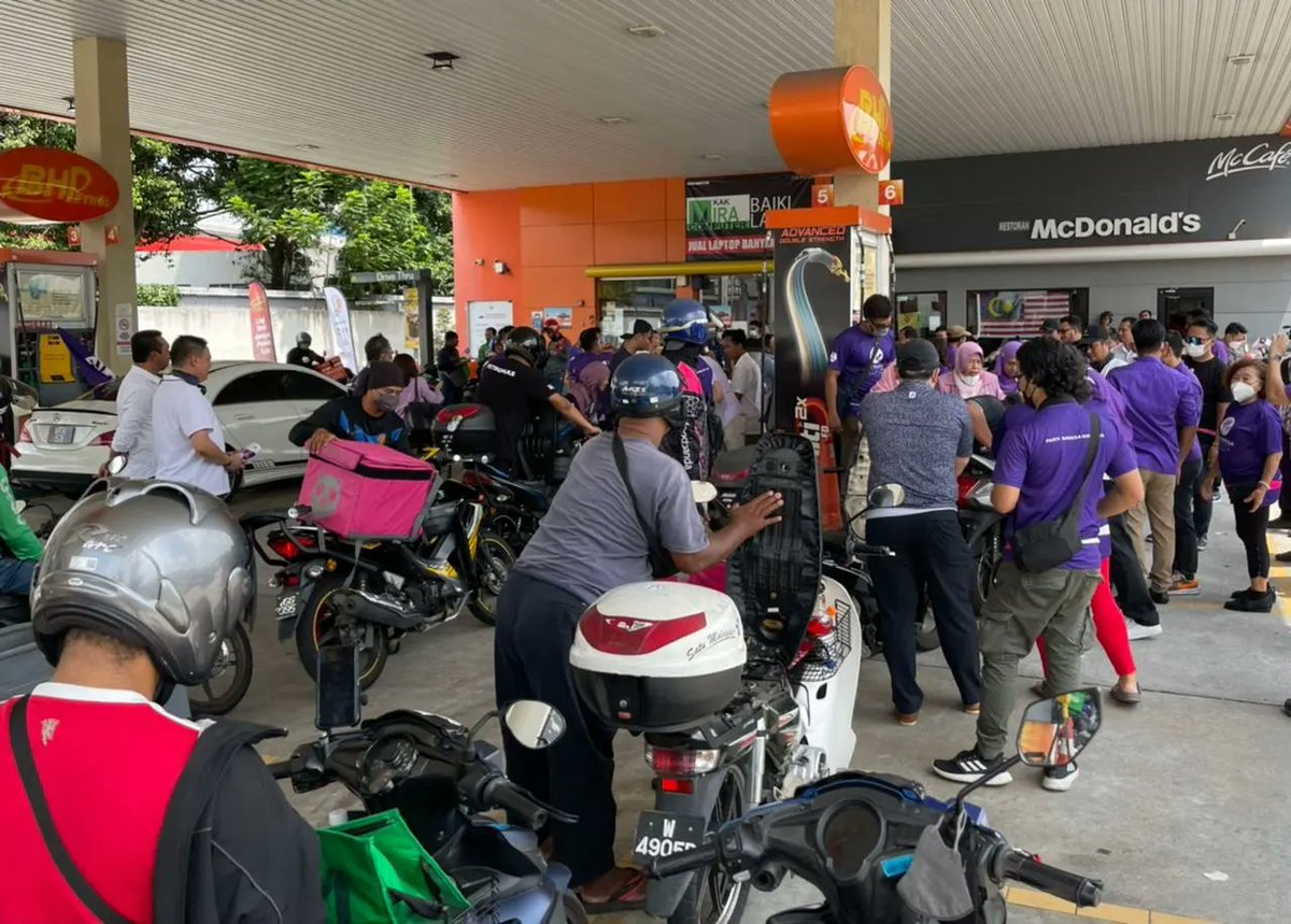PBMRasmi's tweet photo. 20/8/2022 - Jelajah Jom Reset Bersama Ibu Bangsa Malaysia YB Datuk Hajah Zuraida Kamaruddin di Parlimen Ampang, Selangor. #BangsaMalaysia #AmpangPower https://t.co/W3jdWmJvZk