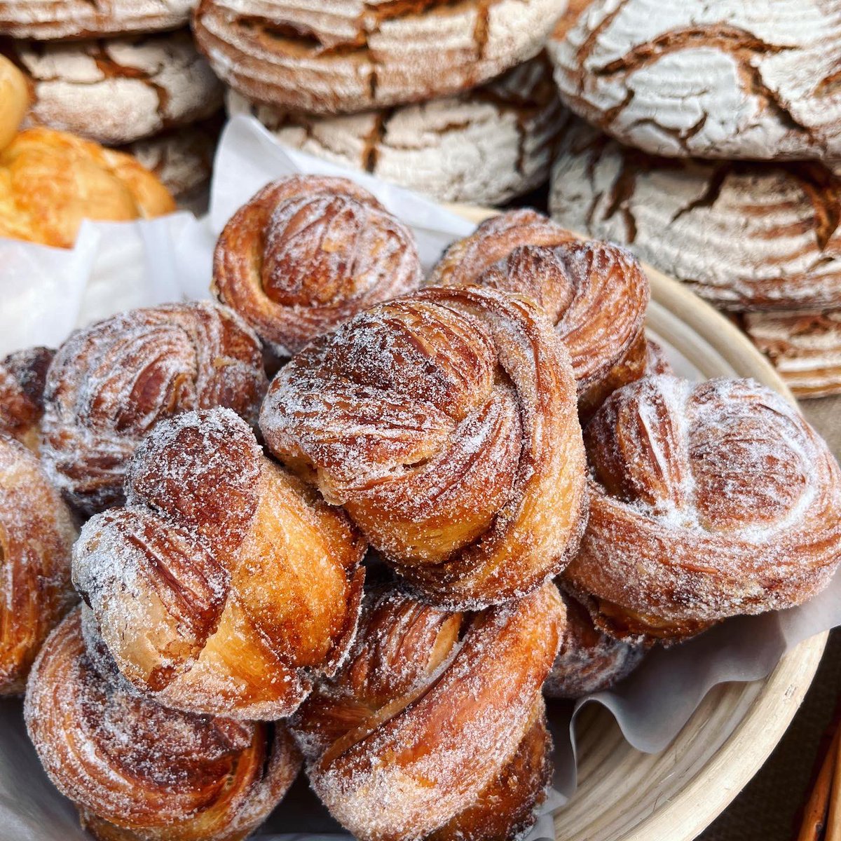 Pullins_Bakery's tweet photo. Goooood morning, Bath.
#pullinsbakery #greenparkstationbath #bathfarmersmarket #morningpastries #cruffins #artisanbread #realbread #sourdough https://t.co/ElE3cofLu9