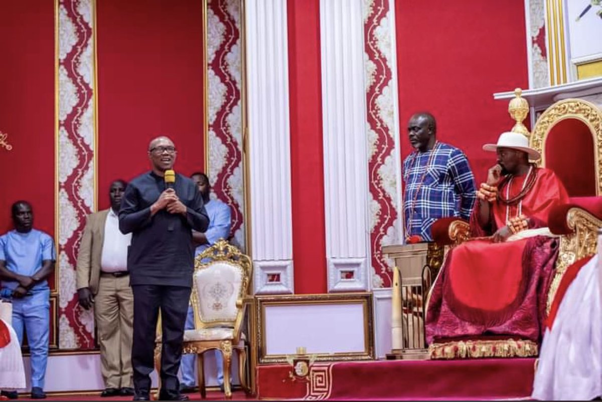 IkukuomaC's tweet photo. From the palace of OGIAME Atuwatse III the Olu of Warri yesterday 😁😁😁 Can your Presidential candidate do what mine did in the first frame??? 😏😏 https://t.co/lbdgku1CCU