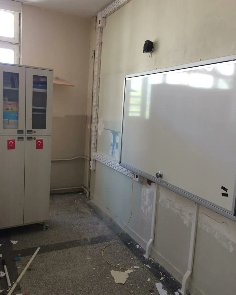 Yeni eğitim öğretim yılına hazırlanıyoruz. Okulumuz bugün itibariyle boyanmaya başlandı. Emeği geçenlere şimdiden teşekkür ediyoruz. <a href="/memleventyazici/">Levent Yazıcı</a> <a href="/istanbulilmem/">İstanbul İl Millî Eğitim Müdürlüğü</a> <a href="/mucipkina/">Mucip KINA</a> <a href="/FatihilceMEM/">Fatih İlçe Millî Eğitim Müdürlüğü</a>