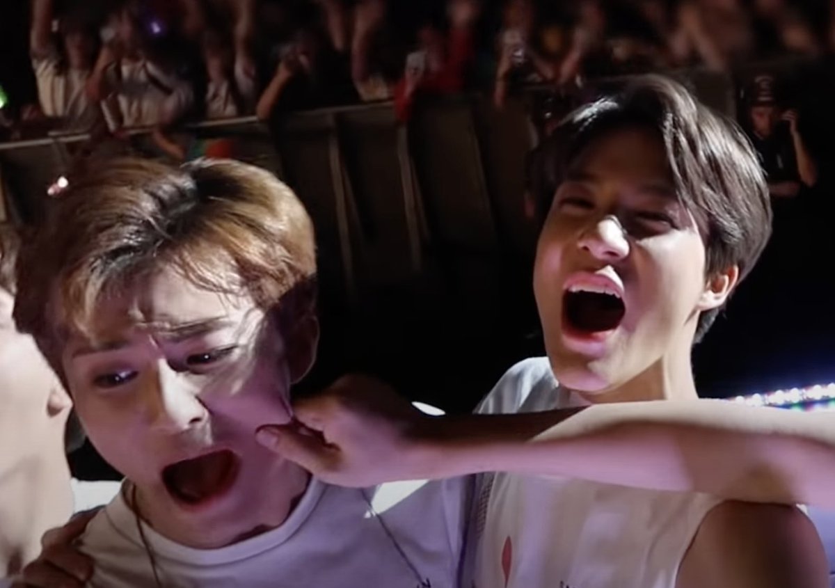 m_i_s_f_i_t_94's tweet photo. As we wait for the show to start, I would like to share my favorite thing to ever happen at SM Town Live 🤣 #SaveMark #SMTOWNLIVE2022_SUWON https://t.co/h1TH3B2nOB