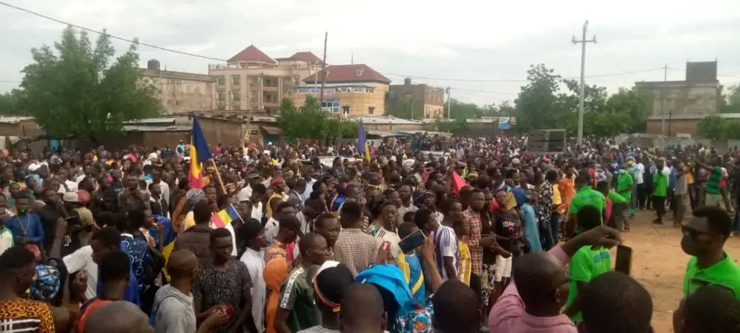 Dès potron-minet, ils sont des centaines rassemblés pour écouter S.M
Jamais, de mémoire, un leader politique n'a autant mobilisé des citoyens de tous bords sans distribuer des tee-shirts et mettre à disposition des bus. Il donne l'espoir de changements vrais et profonds. #Tchad