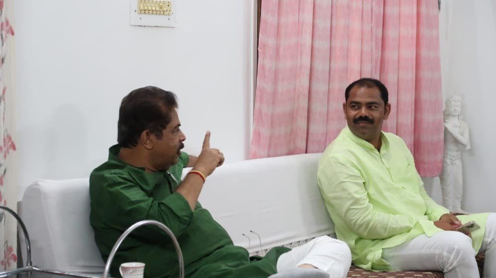 b_mattimadu's tweet photo. ಕಲಬುರಗಿ ಜಿಲ್ಲೆಯ ಸೇಡಂ ತಾಲೂಕಿನ ಆಡಕಿ ಗ್ರಾಮಕ್ಕೆ ಗ್ರಾಮ ವಾಸ್ತವ್ಯಕ್ಕಾಗಿ ಸೇಡಂಗೆ ಆಗಮಿಸಿದ ಕಂದಾಯ ಸಚಿವ @RAshokaBJP ಅವರನ್ನು ಭೇಟಿ ಮಾಡಿ, ವಿವಿಧ ವಿಷಯಗಳ ಕುರಿತು ಚರ್ಚಿಸಲಾಯಿತು. 
ಜಿಲ್ಲಾಧಿಕ���ರಿ ಯಶವಂತ ಗುರುಕರ್, ಜಿಪಂ ಸಿಇಒ ಡಾ.ಗಿರೀಶ್ ಬದ್ದೋಲೆ ಜೊತೆಗಿದ್ದರು.

@blsanthosh  @BSBommai https://t.co/j6HsPCQDVt