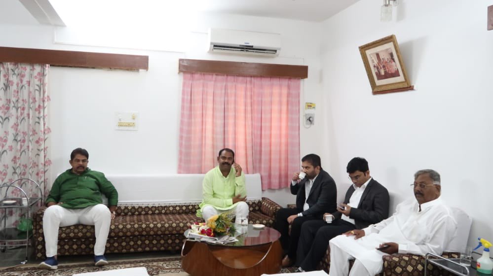 b_mattimadu's tweet photo. ಕಲಬುರಗಿ ಜಿಲ್ಲೆಯ ಸೇಡಂ ತಾಲೂಕಿನ ಆಡಕಿ ಗ್ರಾಮಕ್ಕೆ ಗ್ರಾಮ ವಾಸ್ತವ್ಯಕ್ಕಾಗಿ ಸೇಡಂಗೆ ಆಗಮಿಸಿದ ಕಂದಾಯ ಸಚಿವ @RAshokaBJP ಅವರನ್ನು ಭೇಟಿ ಮಾಡಿ, ವಿವಿಧ ವಿಷಯಗಳ ಕುರಿತು ಚರ್ಚಿಸಲಾಯಿತು. 
ಜಿಲ್ಲಾಧಿಕ���ರಿ ಯಶವಂತ ಗುರುಕರ್, ಜಿಪಂ ಸಿಇಒ ಡಾ.ಗಿರೀಶ್ ಬದ್ದೋಲೆ ಜೊತೆಗಿದ್ದರು.

@blsanthosh  @BSBommai https://t.co/j6HsPCQDVt