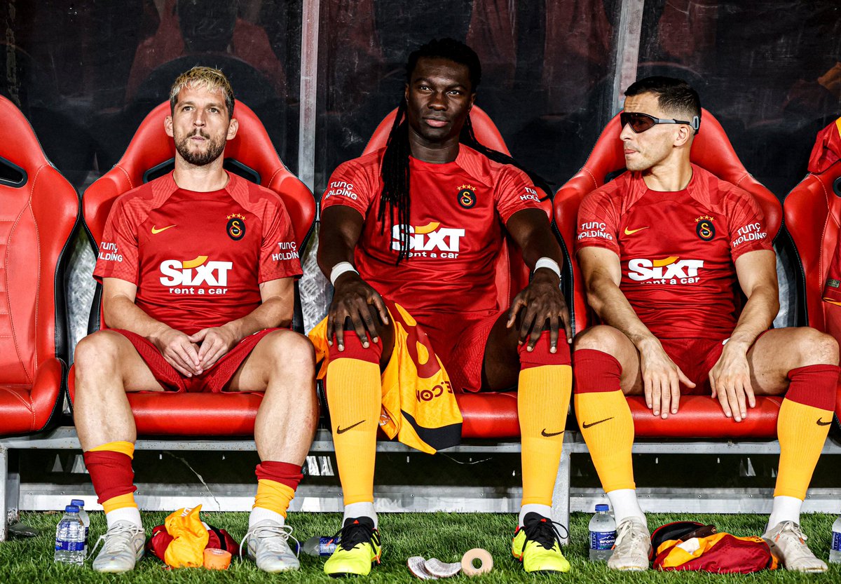 Akfc4milyon's tweet photo. Fotoğrafın karizması olur gomis
#UEMRvGS
#cumartesi https://t.co/tidf0LcU2L