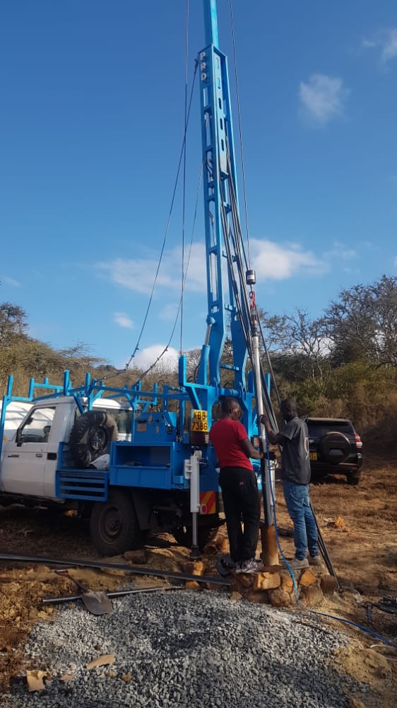 AtwinEngLtd's tweet photo. #Update on how our borehole pump installation went down in Maparasha, Kajiado💧A 2.2KW pump will be discharging 4500l/hr run by #solarenergy using 16 200W solar modules capable of supplying 2.2K
#solar is the future!☀️
#atwindelivers
📲0725 359 624 #MasculinitySaturday https://t.co/UsaTuY4eN8