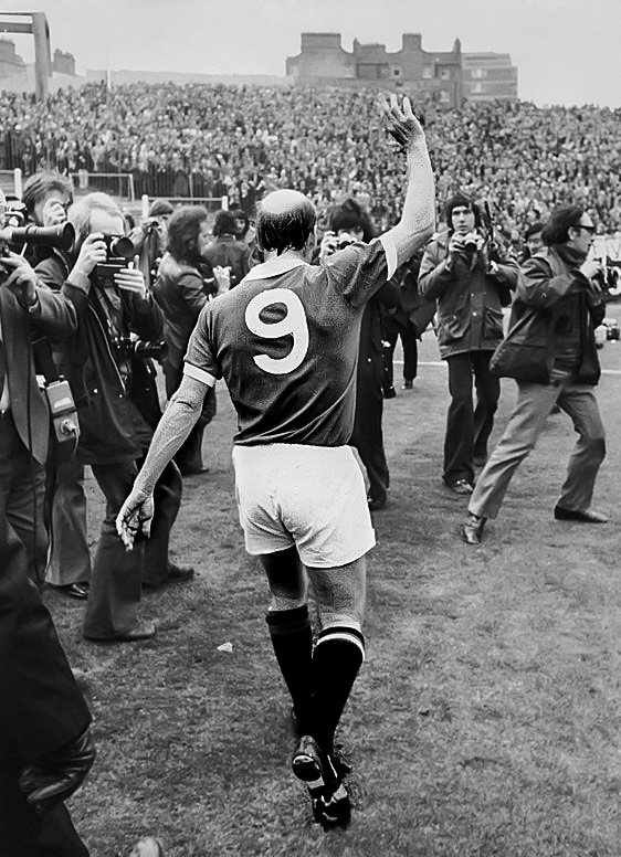 Bobby Charlton leaves the pitch for a final time as a United player. Stamford Bridge, April 1973.