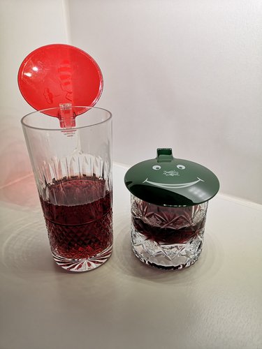 Insektenschutz Klappdeckel🦟🪰🐝 - aufsteckbarer Klappdeckel für Gläser🥛🍷 oder Tassen☕️. Für den insektenfreien Genuss Ihres Getränkes🍻.
Diverse Farben erhältlich.
Größe: 80 mm 
bit.ly/3QwpWBr #Deckel #Insektenschutz #Sehbehinderung #Altagshilfe