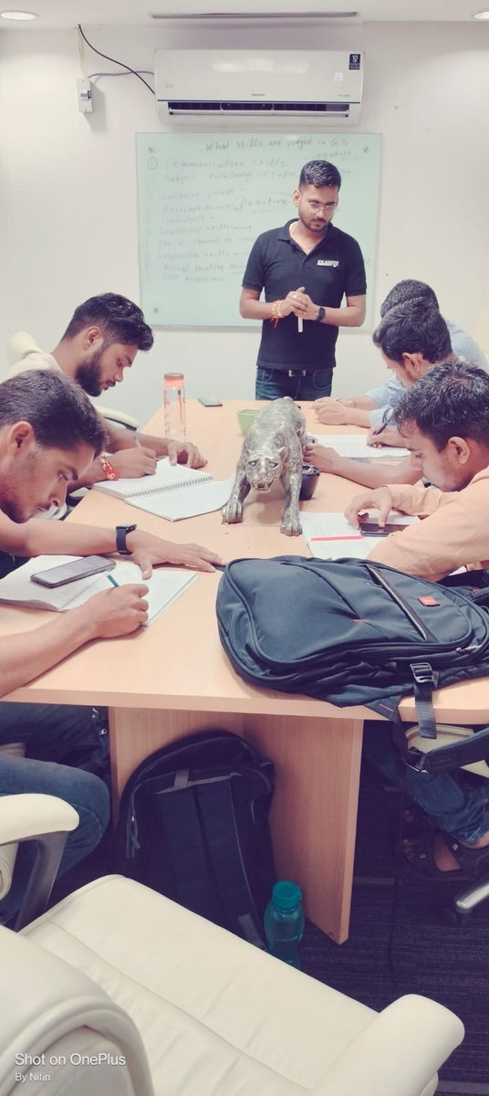 इरादे नेक हो और हौंसले बुलंद तो मंजिल हर हाल में मिलती है
एक समय था कि अपने लिए guidance लेने के लिए कोचिंग को देने के लिए पैसे नहीं होते थे,पर आज जब इन छोटे भाईयों को जरूरत है तो Examपुर उपस्थित है
Airforce x, y अग्निवीर entry के लिए एक दम निशुल्क ग्रुप discussion ट्रेनिंग....