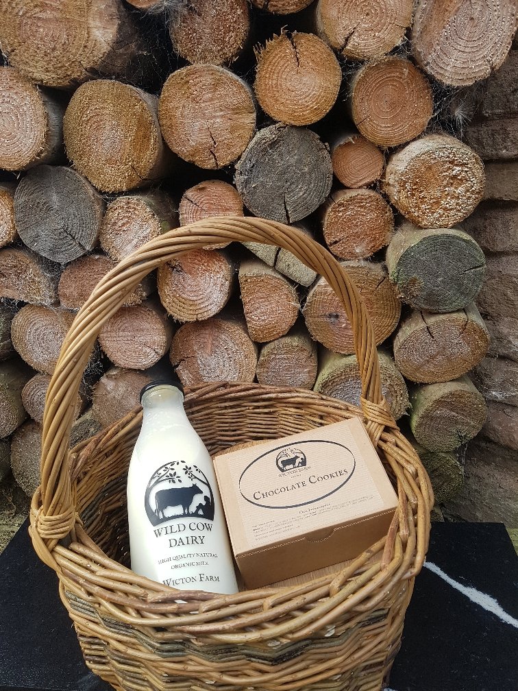 wictonfarm's tweet photo. Going to visit friends or family and want to take something special with you. Why not buy them some milk and cookies!? Completely plastic free and local! #local #organic #grassfed #milkbot #vendingmachine https://t.co/Exw1wGGsLq