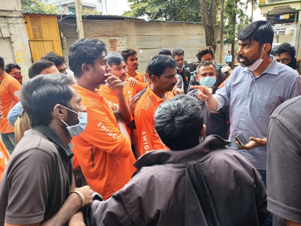 aigwu_union's tweet photo. Over 100 @SwiggyInstamart Pick-up and Delivery Partners (PDPs) in Marathahalli, Bengaluru went on strike on 19 August 2022 to bring attention to issues with dwindling earnings and abysmal working conditions of delivery workers in the area. 

A thread 🧵 https://t.co/nBGhvSBdUA