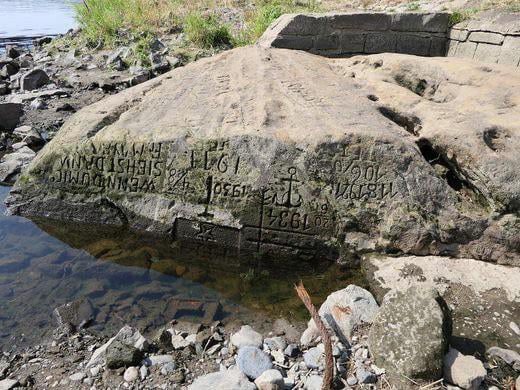 milchgeldkasse's tweet photo. Ein #Hungerstein von in der Elbe. Wird nur in #Dürre|jahren sichtbar.
"Wenn du mich siehst, dann weine!", von 1616.
Jünger der #Klimawandel|kirche hassen diesen alten Trick. https://t.co/NCifhpkjMm
