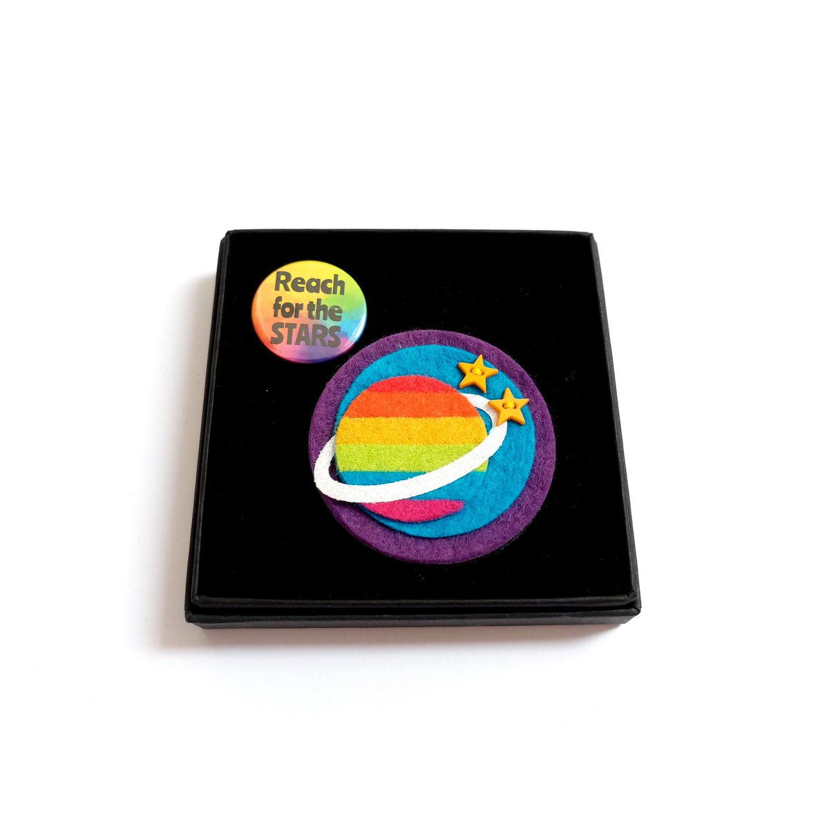 After a lovely week away, today I'm looking forward to getting back into my colourful craft room... today I need to make more Rainbow Planet brooches. They're the perfect gift for anyone who lives on planet rainbow!
lifeisbetterincolour.co.uk/ourshop/prod_7…
#UKGiftHour #UKGiftAM