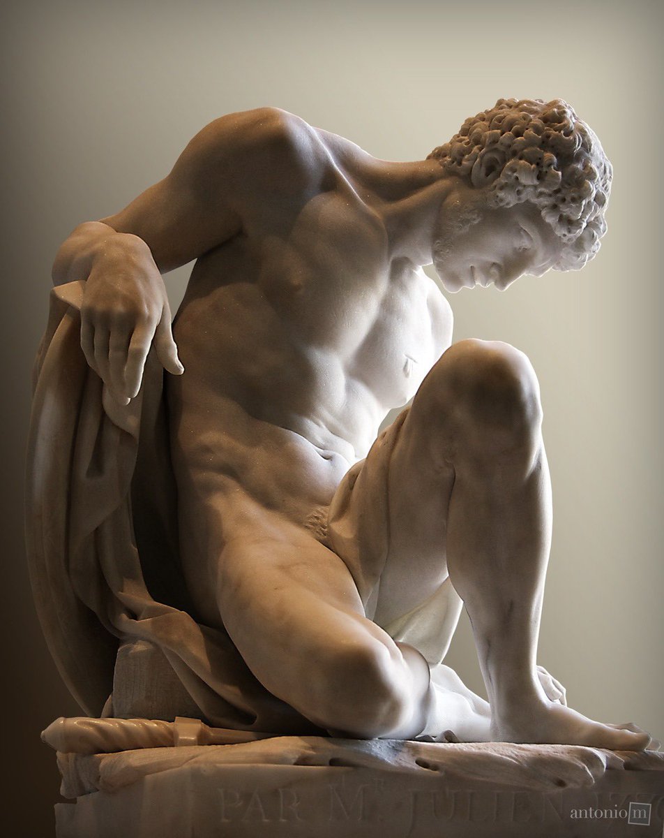 1. Gladiador moribundo (1799) #Neoclasicismo Siempre me ha impresionado la fuerza expresiva que tiene esta obra de Pierre Julien, gran escultor del neoclasicismo francés. Con un dramatismo tremendo, la escultura nos muestra el momento en el que el gladiador, herido en ⤵️