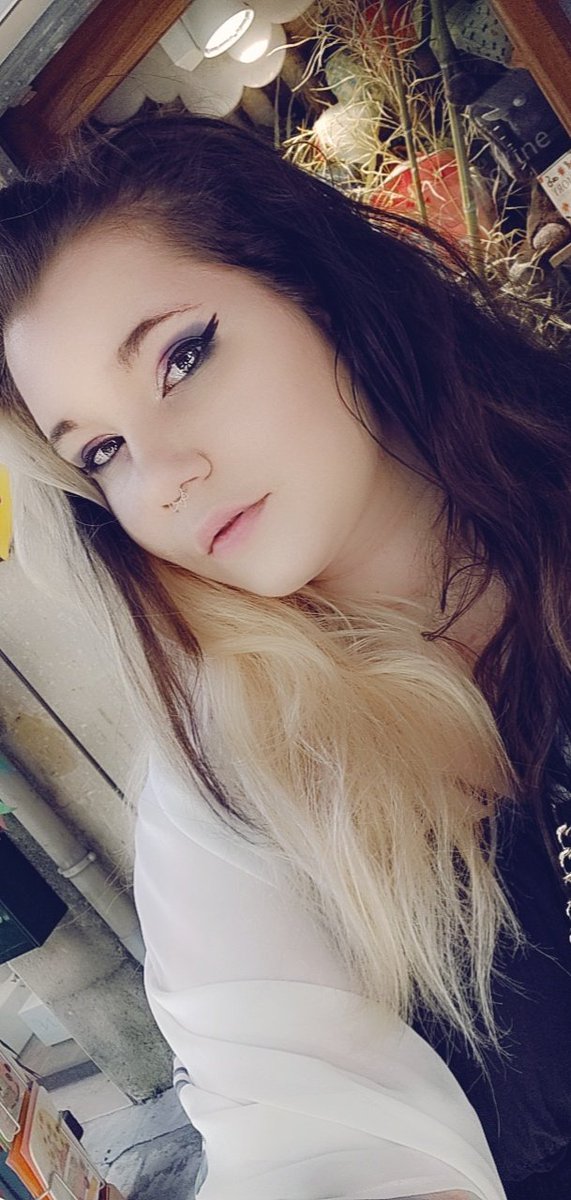 Such a sunny day 🥰 I'm so glad to be here but I miss my computer so much 😔 #SunnyDay #streamergirl