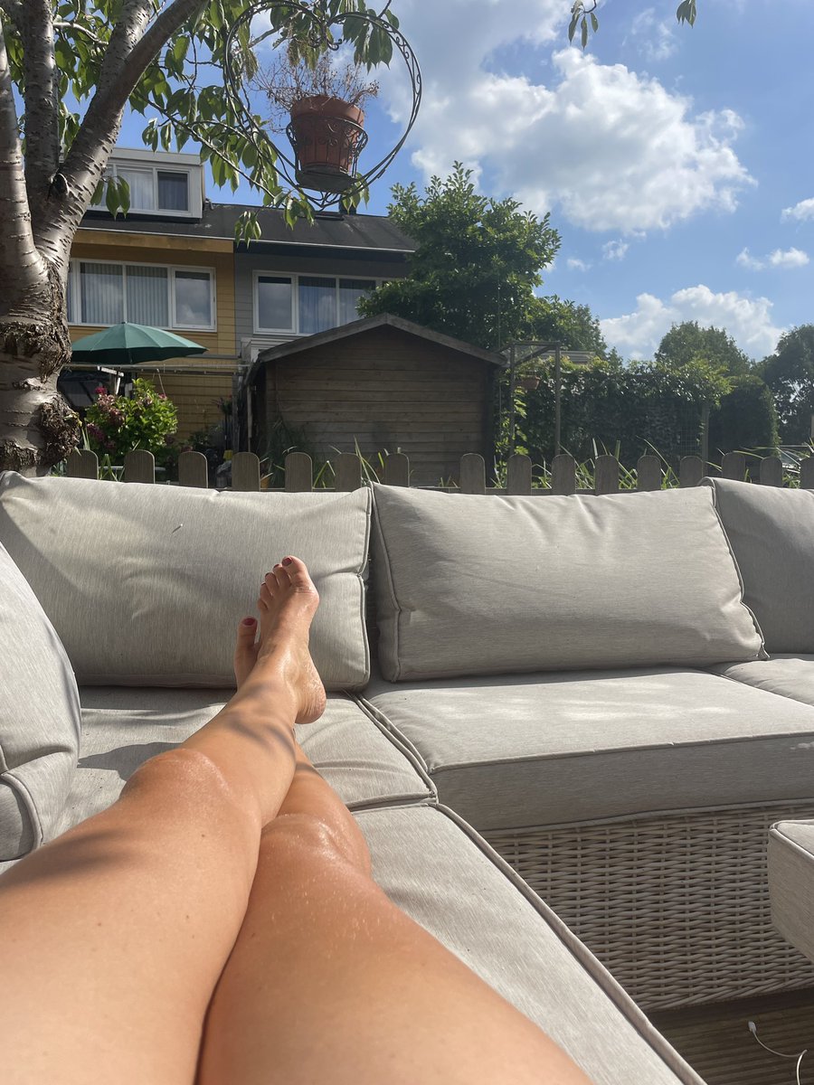 Lekker in de zon een podcast luisteren. Oortjes in, dan hoor ik de buren niet meer en horen zij mijn podcast niet. 

Leek een goed plan. 
Totdat ik m’n oortjes in de koffie liet vallen.

#fail