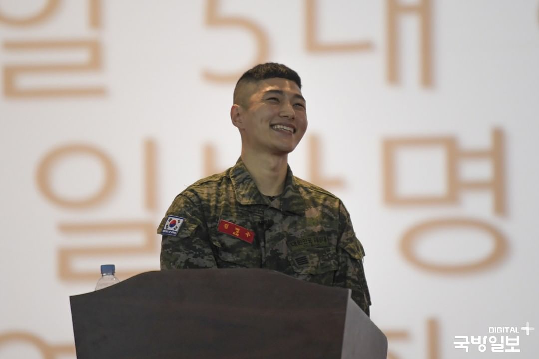 ifntinfo's tweet photo. [🖤] It's time to start celebrating INFINITE L (Myungsoo)'s discharge from the marines! 🥳 Please include the following hashtag in your tweets:

#WelcomeBackINFINITEMyungsoo 

Tweet lots! 💕

#인피니트 #엘 #명수 #김명수 https://t.co/4CLP93aVXB