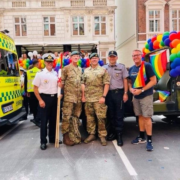 Personelkomm's tweet photo. og går i dag med i paraden fra Frederiksberg Rådhus til Rådhuspladsen.

@forsvaret @beredskabsstyrelsen @Hjemmevaernet

#værdatkæmpefor #servewithpride #mereendalmindeligHR #cphpride https://t.co/4UR6w79Wam