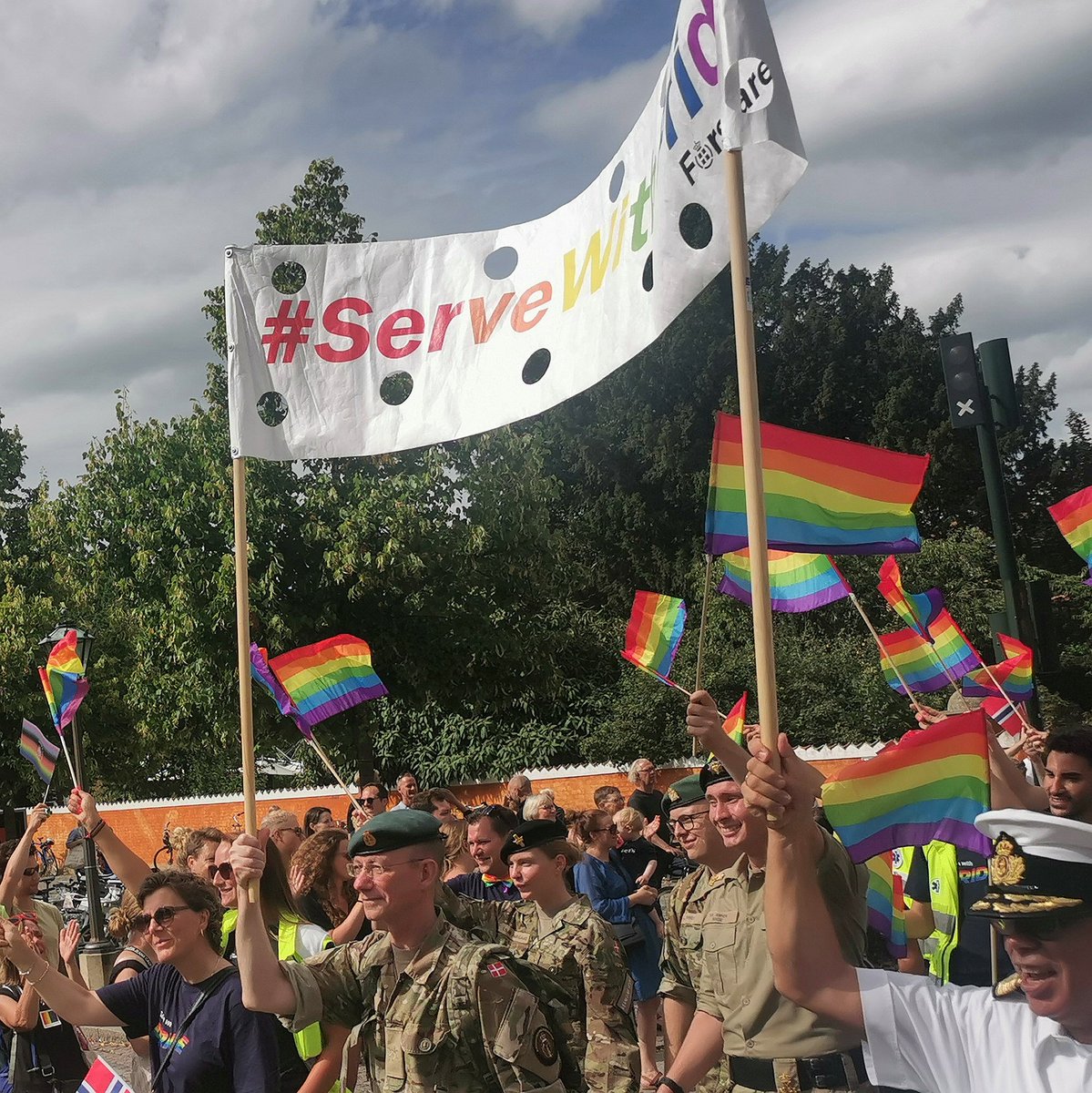 Personelkomm's tweet photo. og går i dag med i paraden fra Frederiksberg Rådhus til Rådhuspladsen.

@forsvaret @beredskabsstyrelsen @Hjemmevaernet

#værdatkæmpefor #servewithpride #mereendalmindeligHR #cphpride https://t.co/4UR6w79Wam
