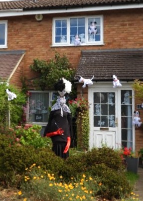 MrsWaterVole's tweet photo. Cruella De Ville and 101 Dalmatians at the Flamstead Scarecrow Festival yesterday https://t.co/0lJ6wsuxt9