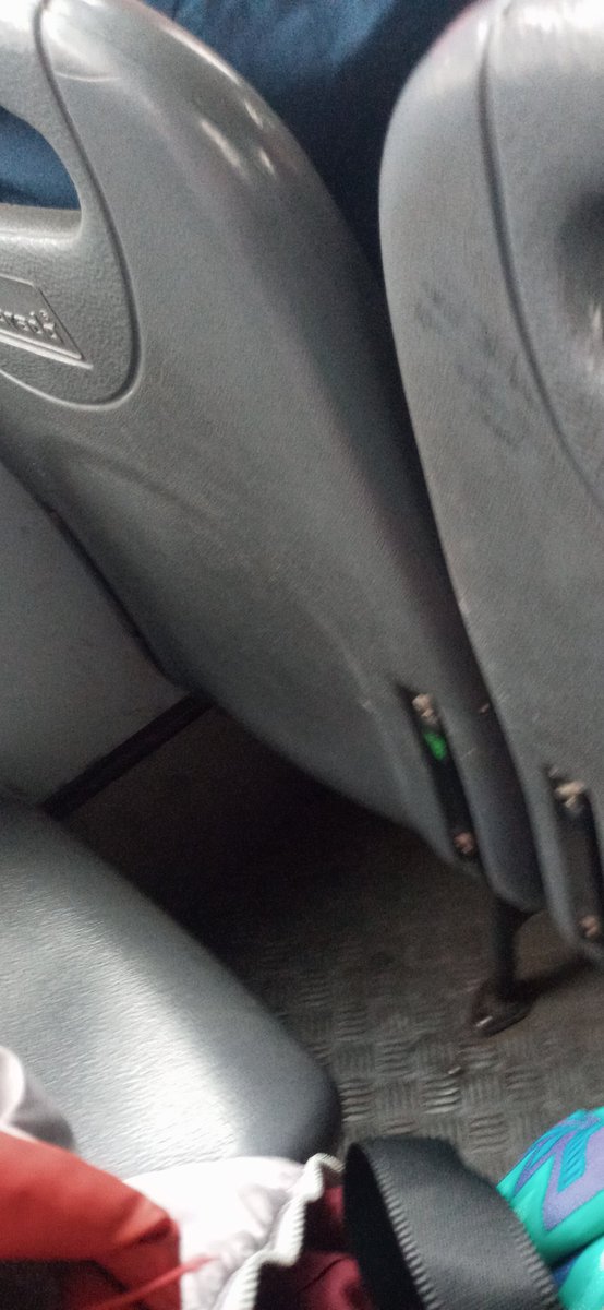 El espacio ridiculamente chiquito que dajeron en este bus es increíble..para liliputiense 😠 ni yo que mido 1.60 puedo #lima #TransportePúblico