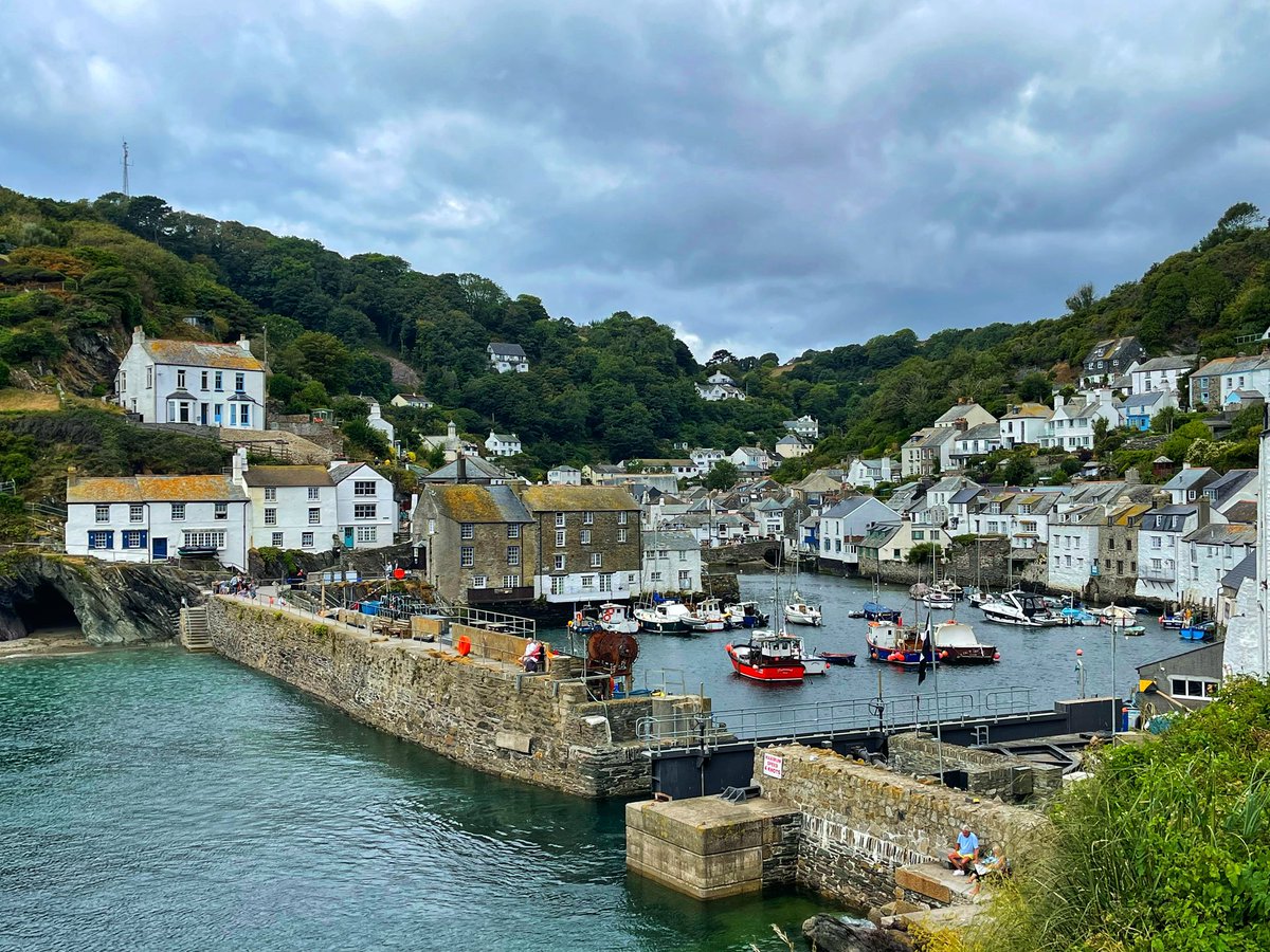 From being there with my grandparents and now taking my kids with their grandparents, Cornwall will always be my happy place #costalwalk #looetopolperro