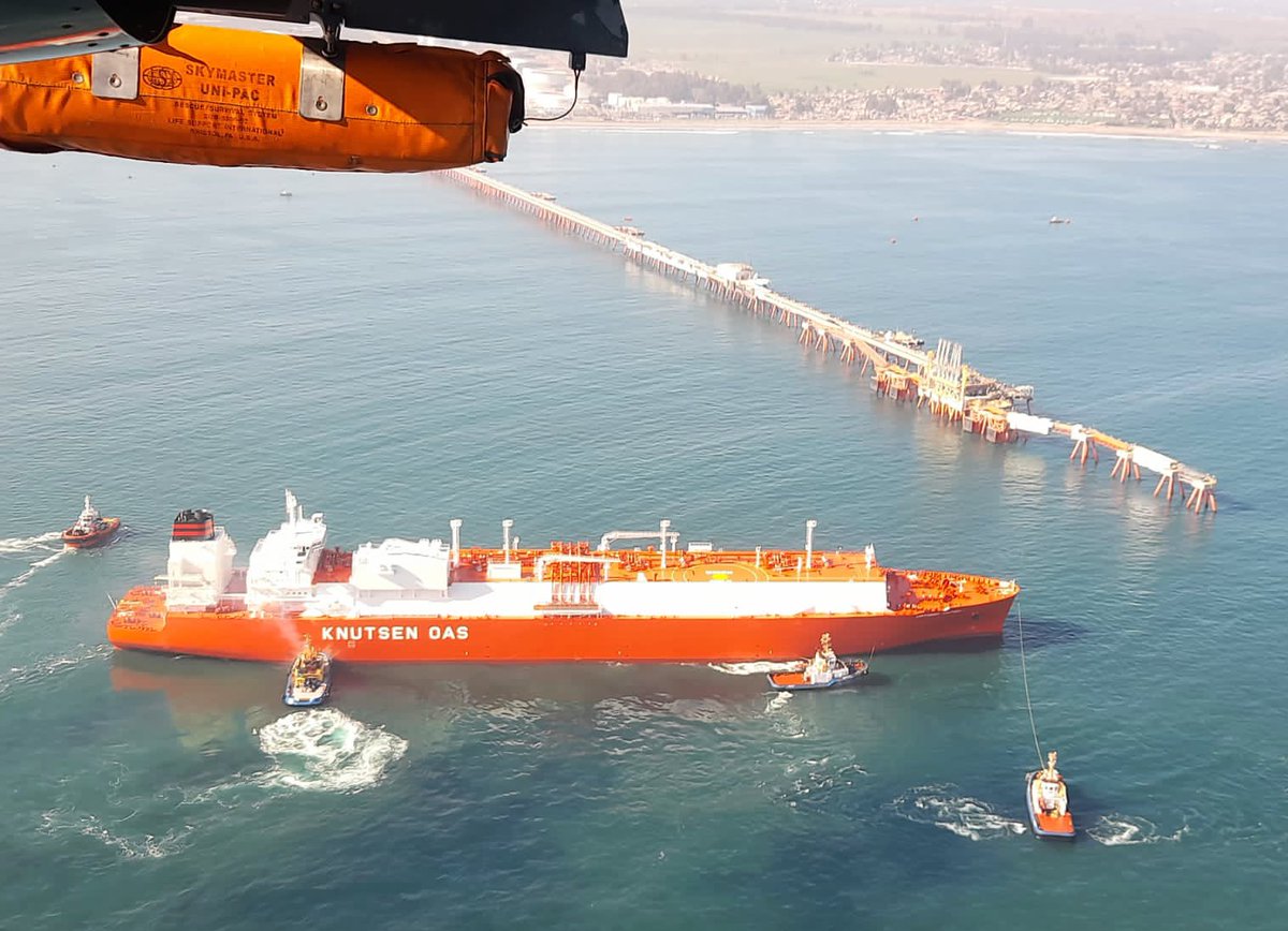 Cp_Quintero's tweet photo. Los Prácticos Autorizados de @Armada_Chile @DGTM_Chile son los profesionales encargados de amarrar, atracar y maniobrar las naves en muelles y terminales en los puertos de 🇨🇱
La Actividad Marítima No se Detiene, Nosotros Tampoco

Atraque #Santander_Knutsen al muelle @gnlquintero https://t.co/NKYw32qrMc