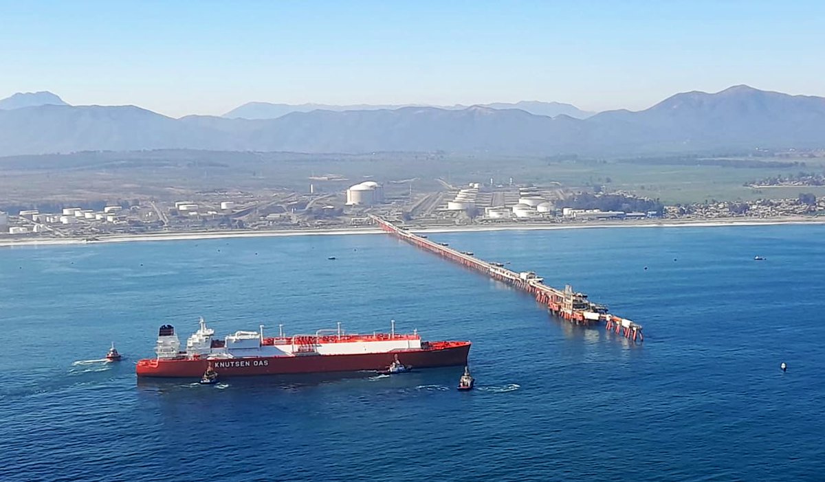 Cp_Quintero's tweet photo. Los Prácticos Autorizados de @Armada_Chile @DGTM_Chile son los profesionales encargados de amarrar, atracar y maniobrar las naves en muelles y terminales en los puertos de 🇨🇱
La Actividad Marítima No se Detiene, Nosotros Tampoco

Atraque #Santander_Knutsen al muelle @gnlquintero https://t.co/NKYw32qrMc
