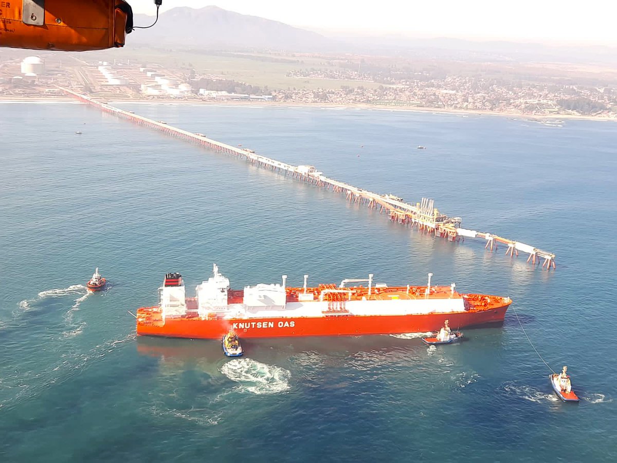 Cp_Quintero's tweet photo. Los Prácticos Autorizados de @Armada_Chile @DGTM_Chile son los profesionales encargados de amarrar, atracar y maniobrar las naves en muelles y terminales en los puertos de 🇨🇱
La Actividad Marítima No se Detiene, Nosotros Tampoco

Atraque #Santander_Knutsen al muelle @gnlquintero https://t.co/NKYw32qrMc