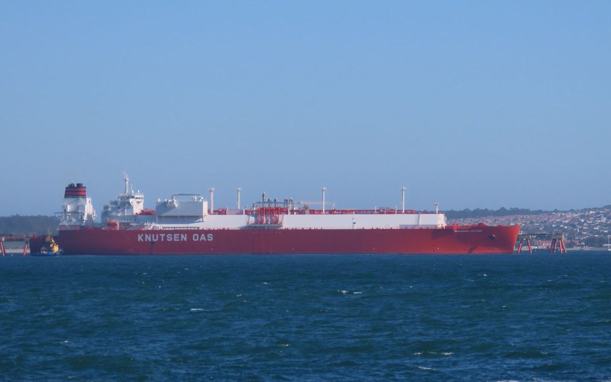 Cp_Quintero's tweet photo. Los Prácticos Autorizados de @Armada_Chile @DGTM_Chile son los profesionales encargados de amarrar, atracar y maniobrar las naves en muelles y terminales en los puertos de 🇨🇱
La Actividad Marítima No se Detiene, Nosotros Tampoco

Atraque #Santander_Knutsen al muelle @gnlquintero https://t.co/NKYw32qrMc